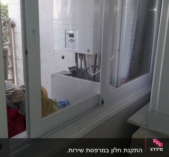 חלון אלומיניום עם מסגרת לבנה
